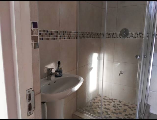 1 BEDROOM SECTIONAL TITLE TO LET IN CLARE ESTATE
